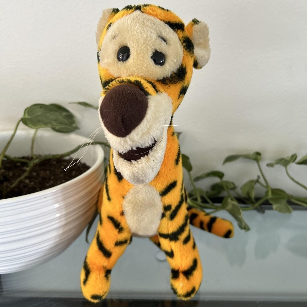 Vintage Walt Disney World Tigger Tiger Plush Stuffed Animal 9" Sitting 1980's.